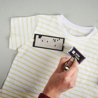 Věděli jste, že na naší stránce prodáváme tento přizpůsobitelný razítko na oblečení? 👀 Je navrženo pro razítkování jména...